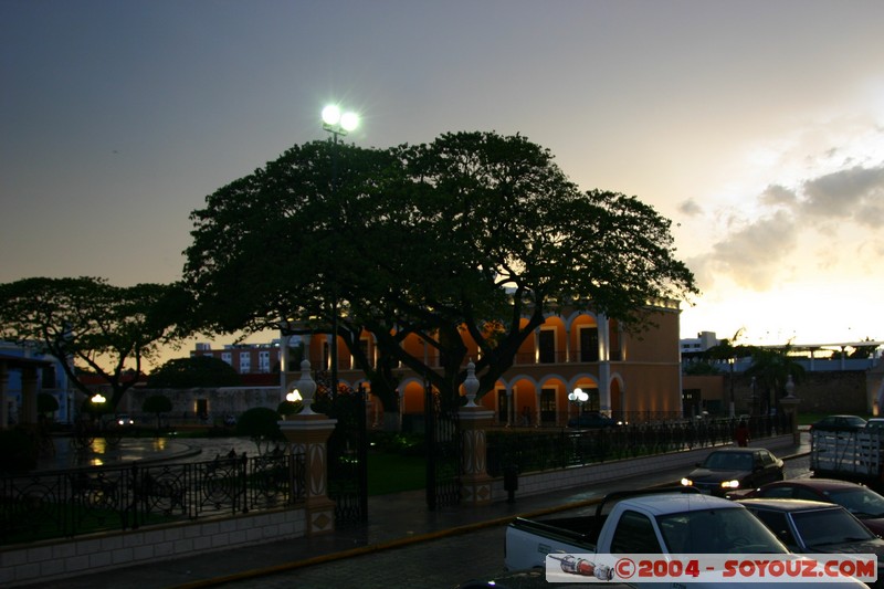 Campeche - Biblioteca
Mots-clés: patrimoine unesco orage sunset