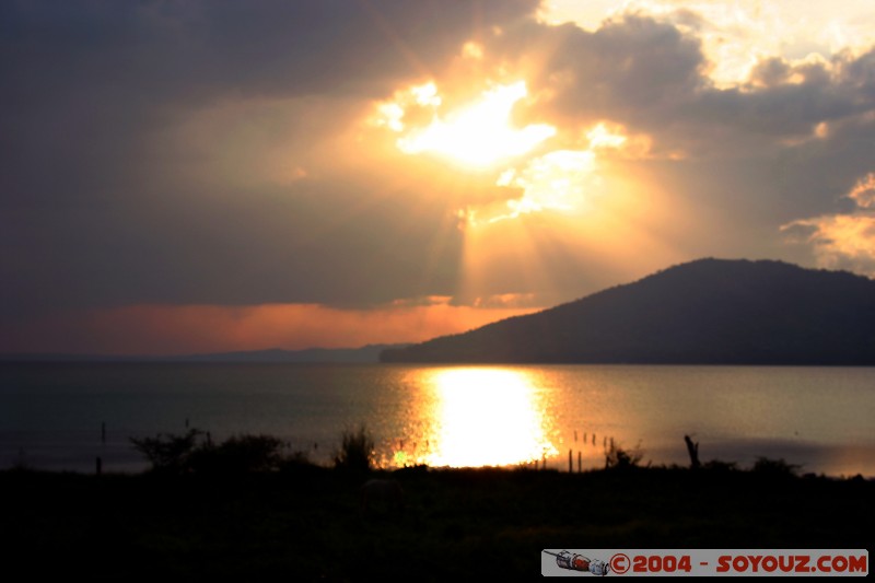 Couch� de Soleil sur le lac Peten Itza
