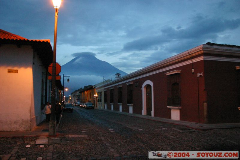 Volcan de Agua et rue vide
