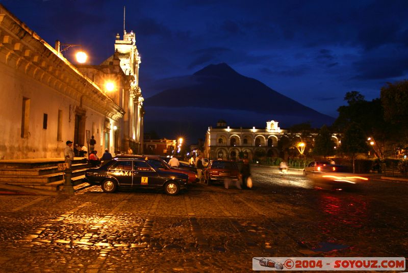 Catedral et volcan de Agua
