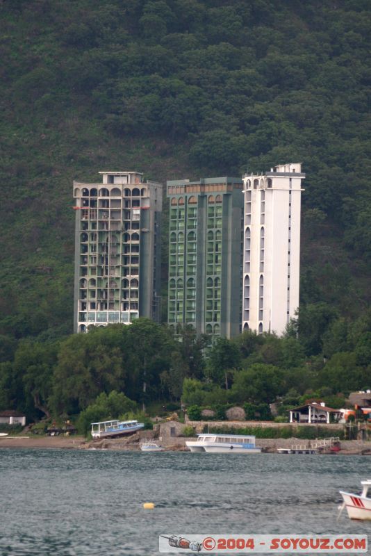 Immeubles construit par et pour les Americains....
Buildings made by and for Americans
