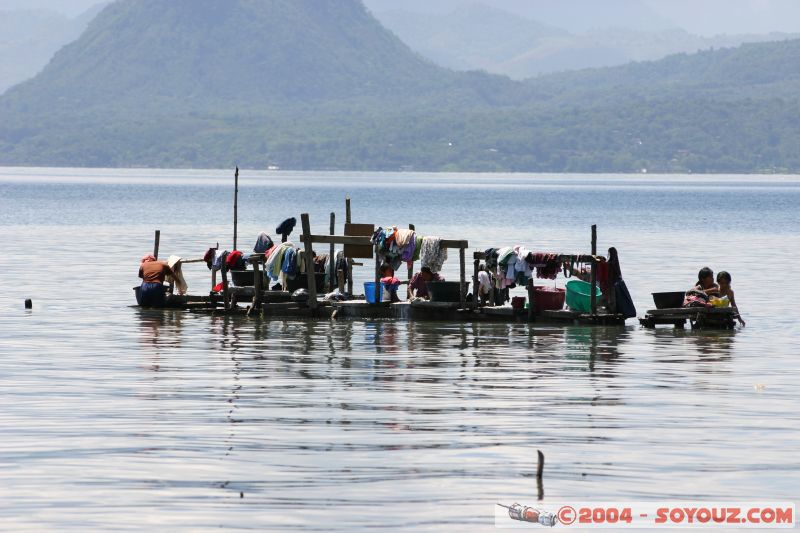 Femmes lavant le linge
