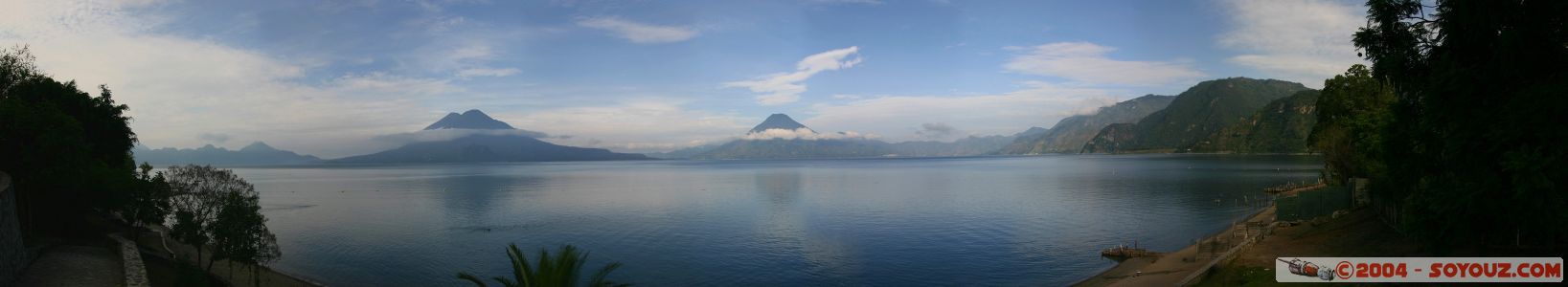 Vue Panoramique sur le lac Atitlan avec les volcans Atitlan, Toliman et San Pedro
