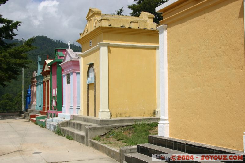 Avec ces tombes color�es
