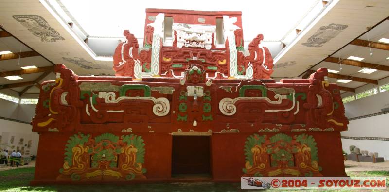 temple Rosa Lila
reconstitution dans le mus�e du site, du temple Rosa Lila (templo del Sol) qui a �t� d�couvert sous le temple 16.
Copy of temple Rosa Lila discovered under temple 16.
