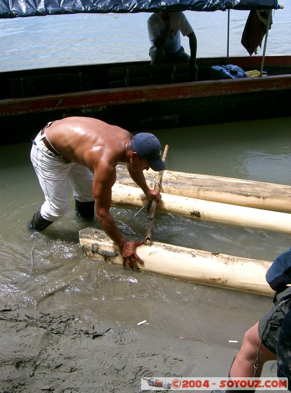 Rio Napo - Construction d'un radeau en balsa
Mots-clés: Ecuador Riviere bateau