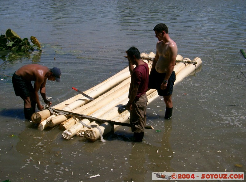 Rio Napo - Construction d'un radeau en balsa
Mots-clés: Ecuador Riviere bateau