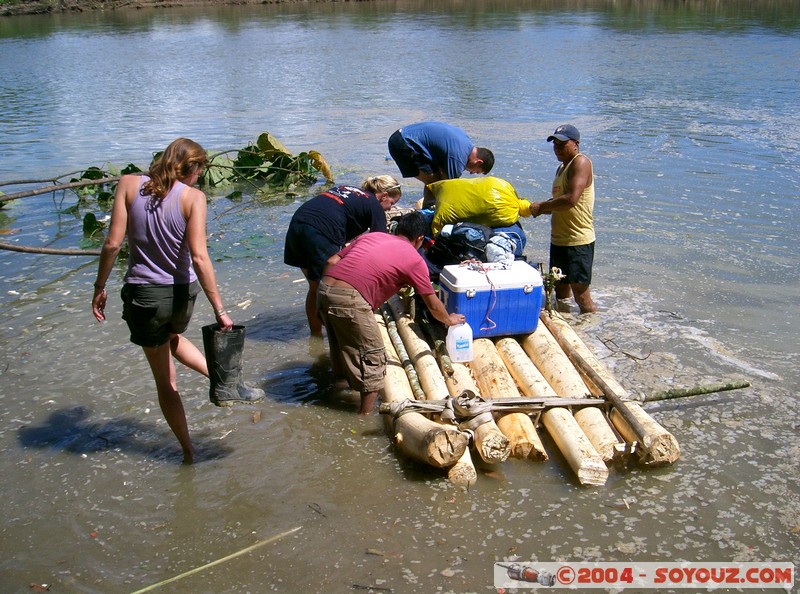 Rio Napo - Construction d'un radeau en balsa
Mots-clés: Ecuador Riviere bateau