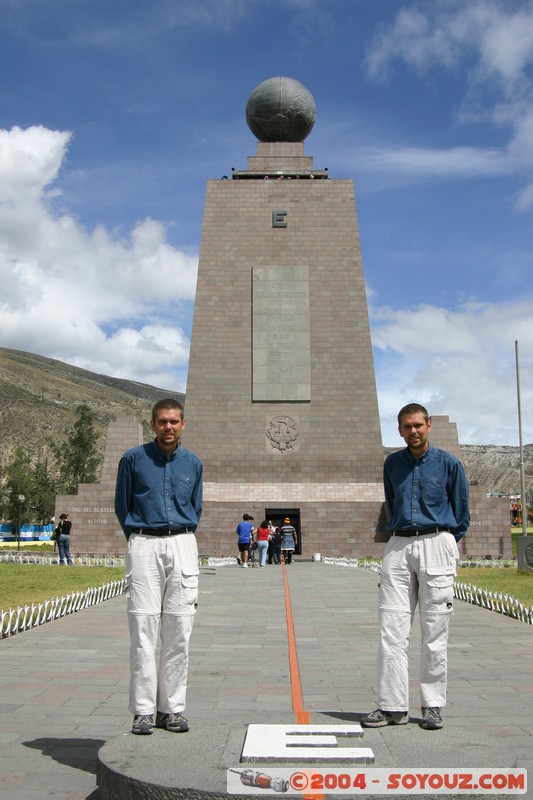 Mitad del Mundo - Dans chaques Hemispheres
Mots-clés: Ecuador Equateur