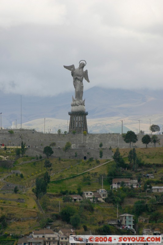 Quito - Basilica del Sagrado Voto Nacional - vue sur La Virgen de Quito
Mots-clés: Ecuador Eglise