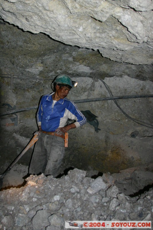 Cerro Rico - Mina Candelaria
Mots-clés: Mine grotte Mineurs personnes