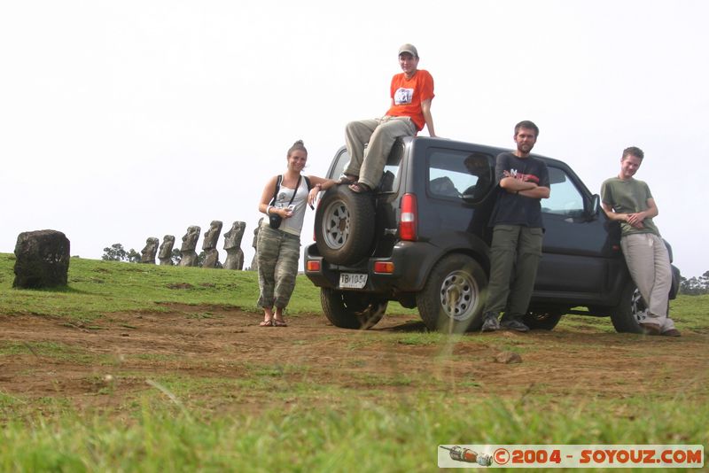 Ile de Paques - Ahu Akivi - Nous posant devant le 4x4
