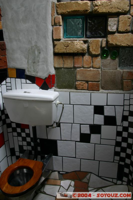 Kawakawa - The most famous toilet in New Zealand designed by Hundertwasser
Mots-clés: New Zealand North Island sculpture