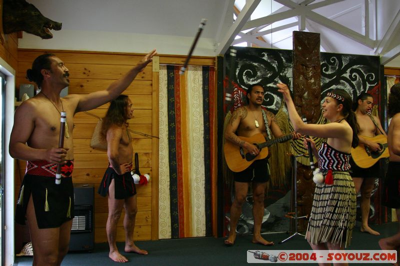 Whakarewarewa Village - Traditional Maori dances
Mots-clés: New Zealand North Island maori personnes