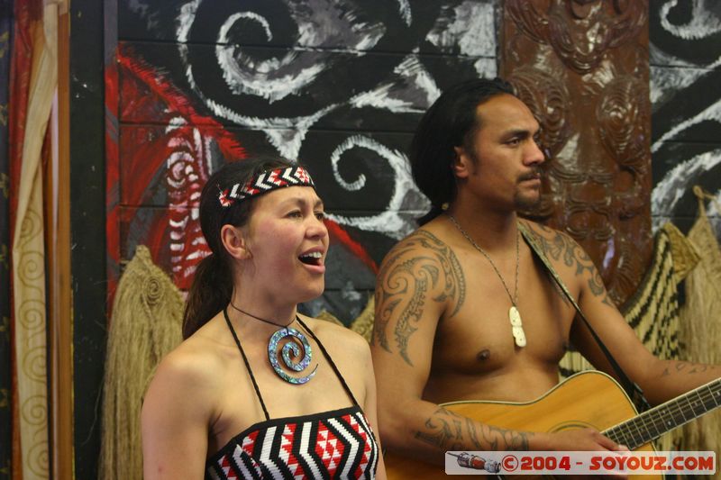 Whakarewarewa Village - Traditional Maori dances
Mots-clés: New Zealand North Island maori personnes