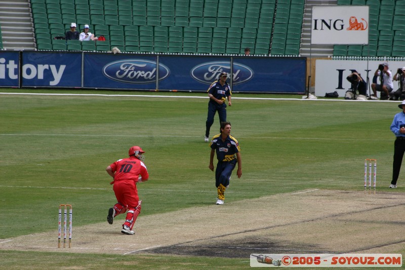 Melbourne's G - Bushrangers vs West End Redback - 02/01/2005
Mots-clés: sport cricket