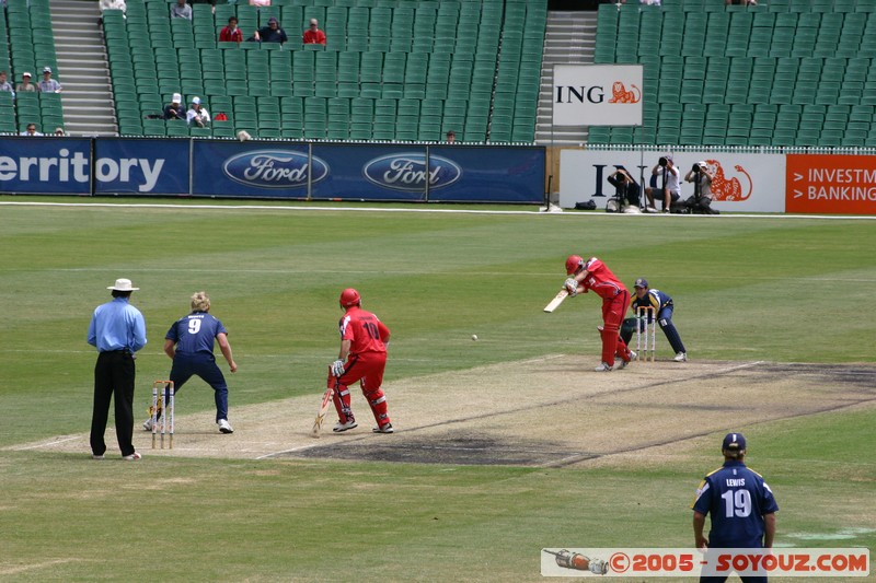Melbourne's G - Bushrangers vs West End Redback - 02/01/2005
Mots-clés: sport cricket