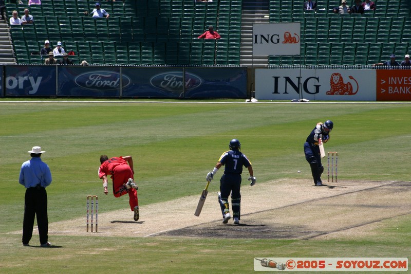 Melbourne's G - Bushrangers vs West End Redback - 02/01/2005
Mots-clés: sport cricket