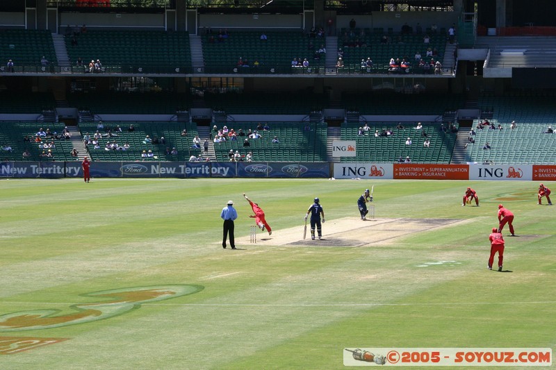 Melbourne's G - Bushrangers vs West End Redback - 02/01/2005
Mots-clés: sport cricket