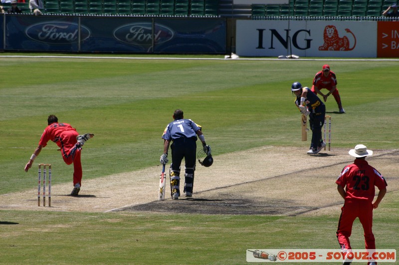 Melbourne's G - Bushrangers vs West End Redback - 02/01/2005
Mots-clés: sport cricket