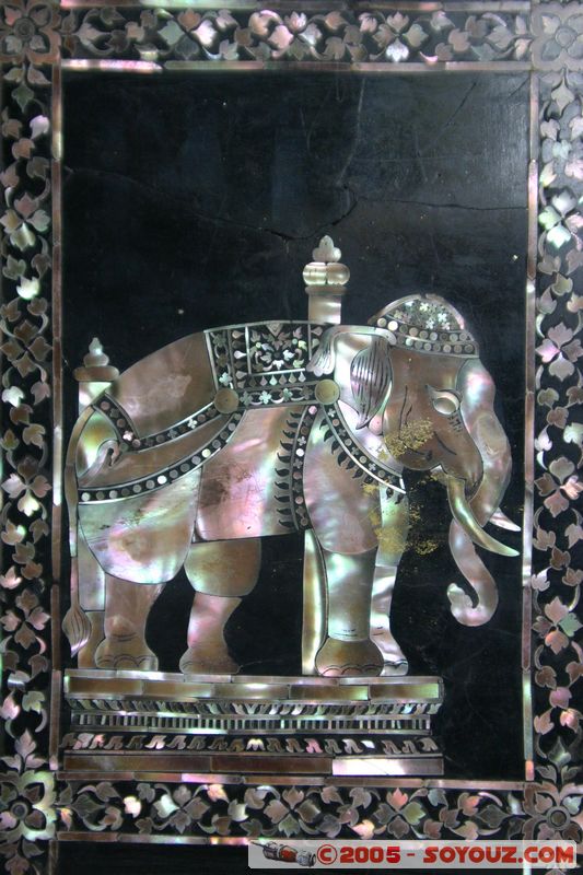 Bangkok - Wat Pho - Reclining Buddha - Mother-of-pearl feet details
Mots-clés: thailand Boudhiste Wat Phra Chetuphon statue