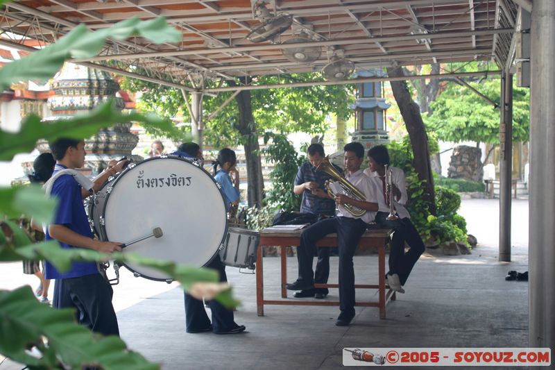 Bangkok - Wat Pho - Children playing music
Mots-clés: thailand Boudhiste Wat Phra Chetuphon musique