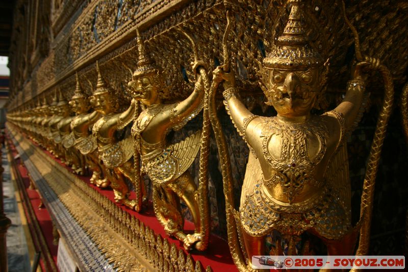 Bangkok - Wat Phra Kaew - Ubosot containig the Emerald Buddha
Mots-clés: thailand Boudhiste sculpture