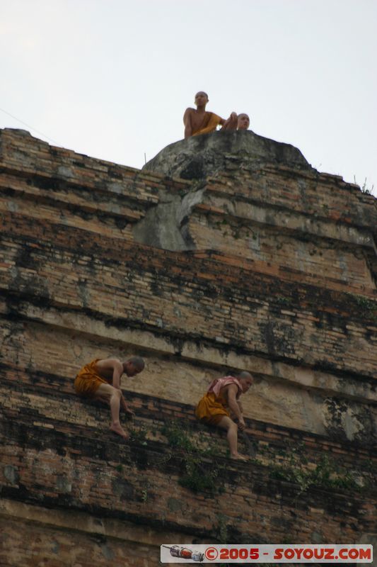 Chiang Mai - Wat Chedi Luang - Monks cleaning the temple
