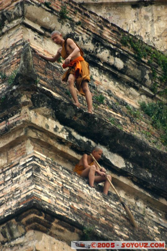 Chiang Mai - Wat Chedi Luang - Monks cleaning the temple
Mots-clés: thailand Ruines Boudhiste personnes