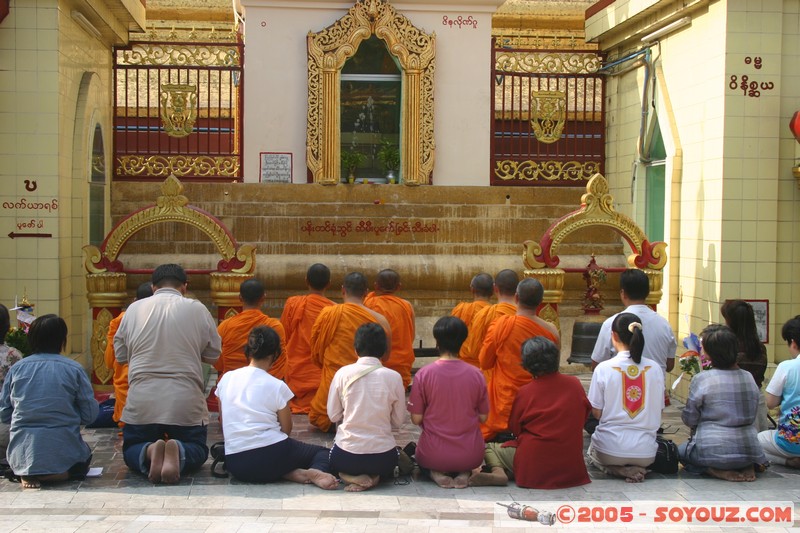 Yangon - Sule Paya
Mots-clés: myanmar Burma Birmanie Pagode personnes