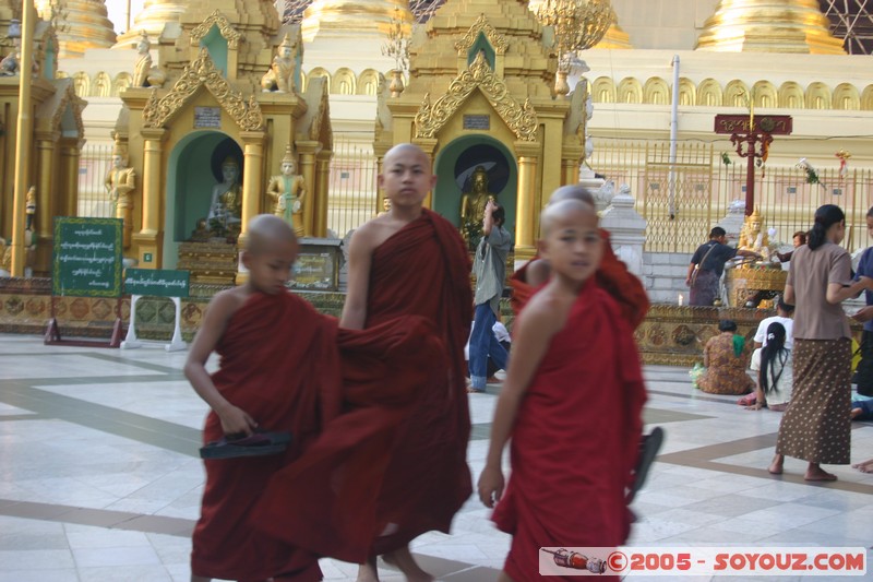 Yangon - Shwedagon Pagoda
Mots-clés: myanmar Burma Birmanie Pagode Bonze personnes