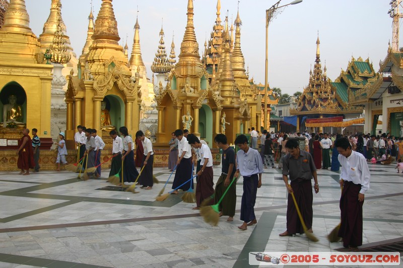 Yangon - Shwedagon Pagoda
Mots-clés: myanmar Burma Birmanie Pagode sunset personnes