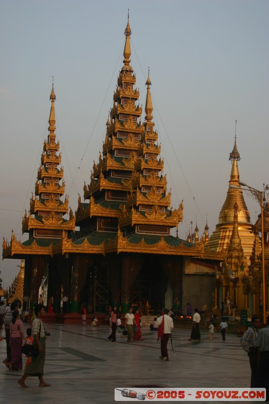 Yangon - Shwedagon Pagoda
Mots-clés: myanmar Burma Birmanie Pagode sunset