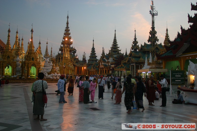 Yangon - Shwedagon Pagoda
Mots-clés: myanmar Burma Birmanie Pagode sunset personnes