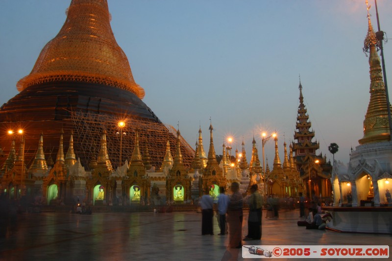 Yangon - Shwedagon Pagoda
Mots-clés: myanmar Burma Birmanie Pagode sunset personnes