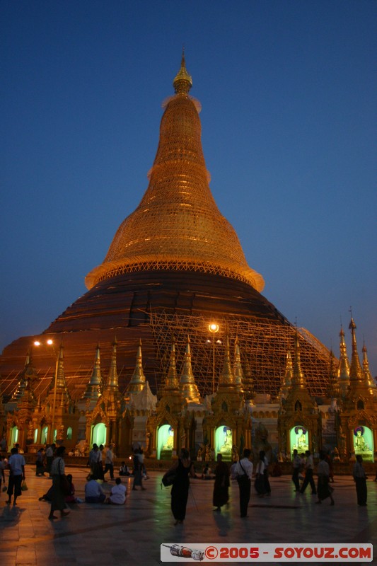 Yangon - Shwedagon Pagoda
Mots-clés: myanmar Burma Birmanie Pagode Nuit