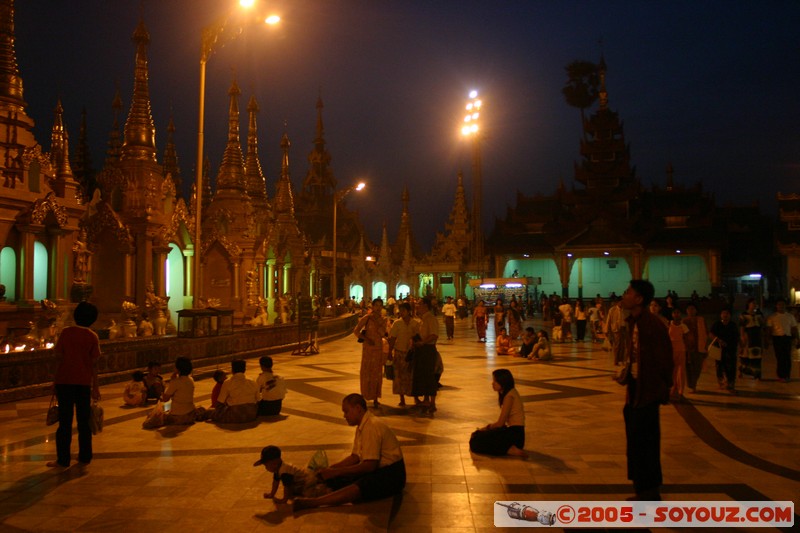 Yangon - Shwedagon Pagoda
Mots-clés: myanmar Burma Birmanie Pagode Nuit