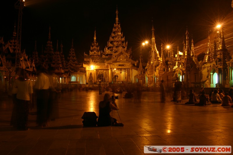 Yangon - Shwedagon Pagoda
Mots-clés: myanmar Burma Birmanie Pagode Nuit personnes