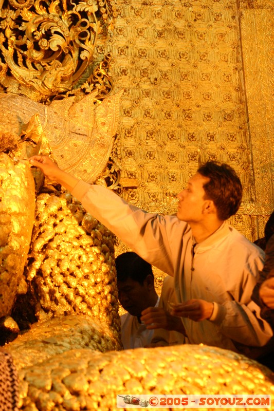 Mandalay - Mahamuni Paya - Buddha
Mots-clés: myanmar Burma Birmanie Pagode personnes