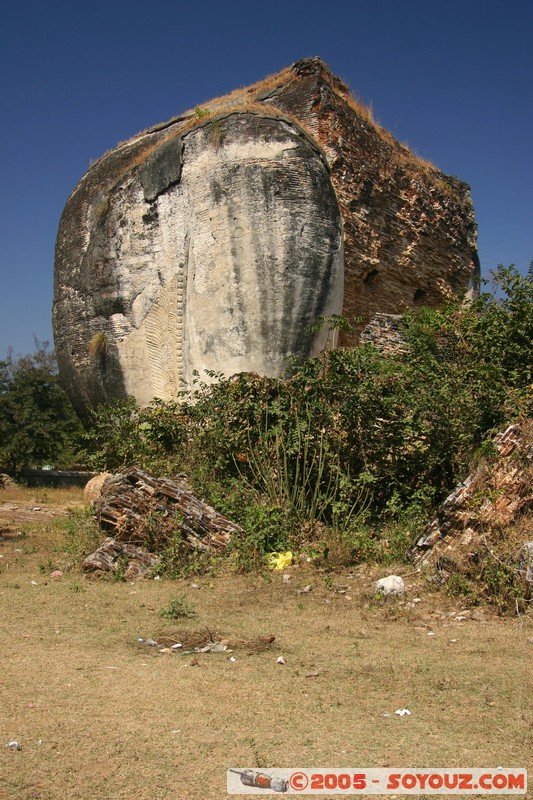 Mingun Paya - 2 Giant Mingun Lions
Mots-clés: myanmar Burma Birmanie Ruines Pagode