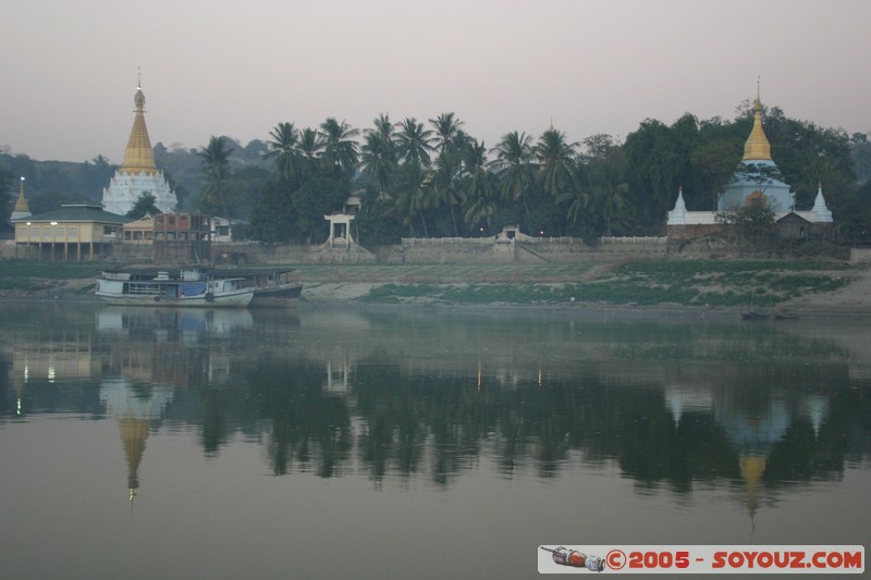 Ayeyarwady River - Pagoda
Mots-clés: myanmar Burma Birmanie Pagode Riviere brume