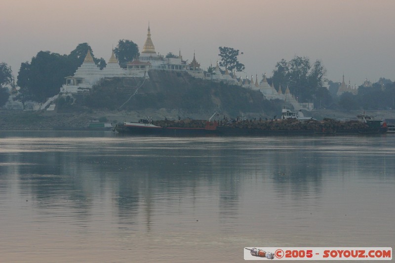Ayeyarwady River
Mots-clés: myanmar Burma Birmanie Riviere Pagode brume