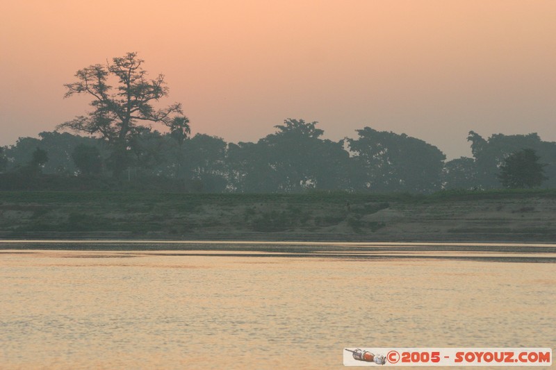 Sunrise on Ayeyarwady River
Mots-clés: myanmar Burma Birmanie Riviere sunset
