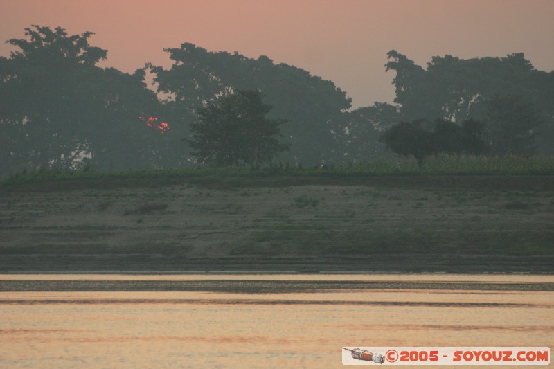 Sunrise on Ayeyarwady River
Mots-clés: myanmar Burma Birmanie Riviere sunset