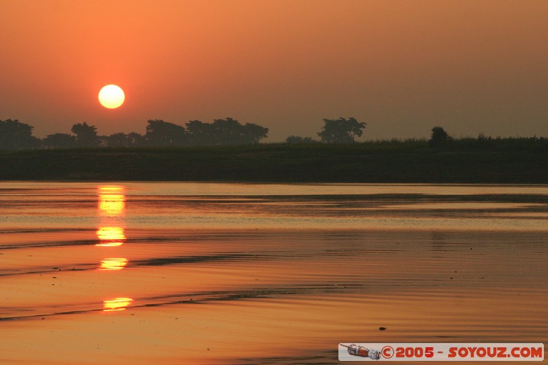 Sunrise on Ayeyarwady River
Mots-clés: myanmar Burma Birmanie Riviere sunset