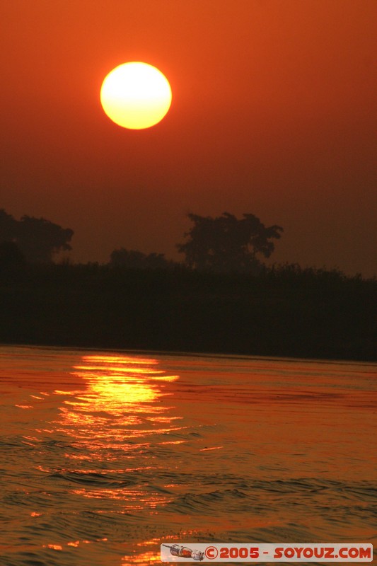 Sunrise on Ayeyarwady River
Mots-clés: myanmar Burma Birmanie Riviere sunset