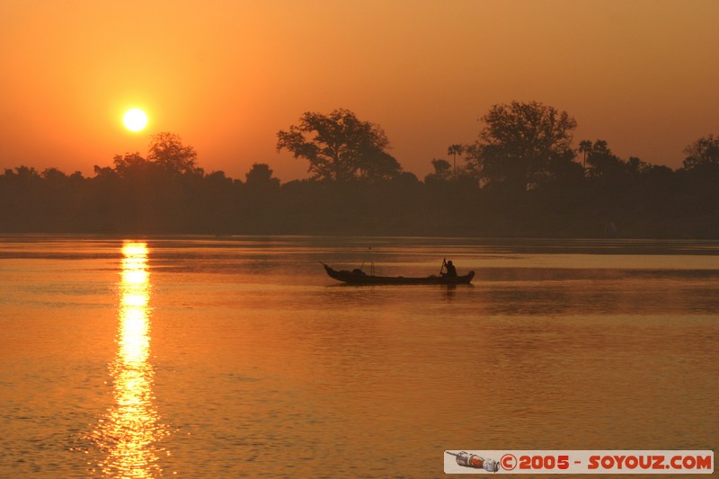 Sunrise on Ayeyarwady River
Mots-clés: myanmar Burma Birmanie Riviere sunset bateau
