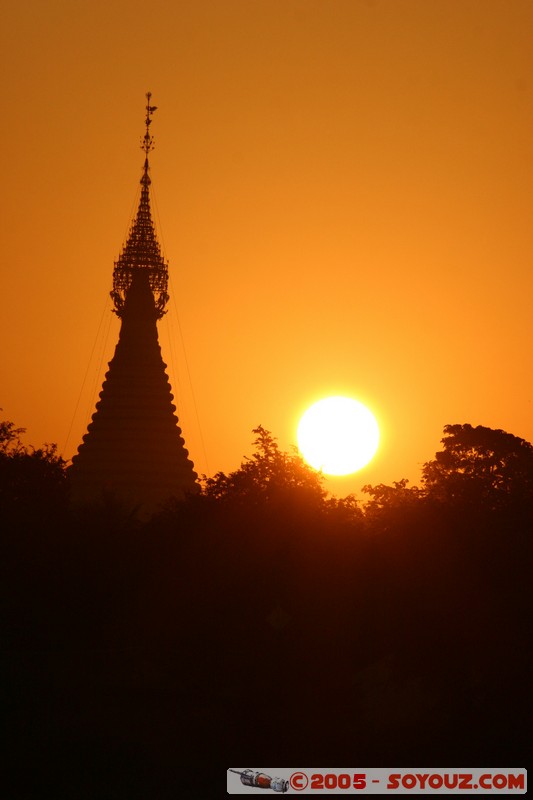 Sunrise on Ayeyarwady River
Mots-clés: myanmar Burma Birmanie Riviere sunset Pagode