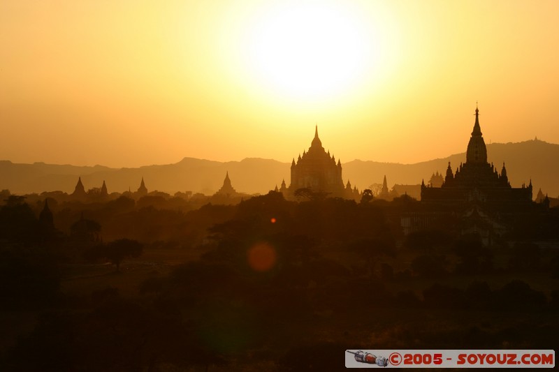 Bagan - That-byin-nyu Pahto and Ananda Pahto
Mots-clés: myanmar Burma Birmanie sunset Ruines Pagode brume