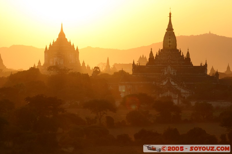 Bagan - That-byin-nyu Pahto and Ananda Pahto
Mots-clés: myanmar Burma Birmanie sunset Ruines Pagode brume